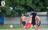 [ẢNH] Thanh niên ở quê cởi trần đá bóng phủi mùa World Cup